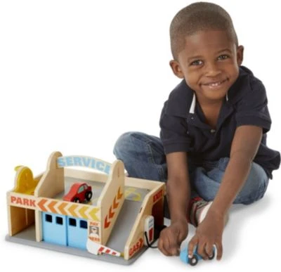 Melissa & Doug Parkhaus Mit Tankstelle Und Waschanlage Aus Holz – Bild 4